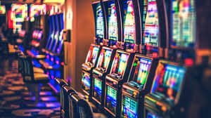 Pengguna sedang melihat daftar hadiah eksklusif di layar aplikasi 4x6